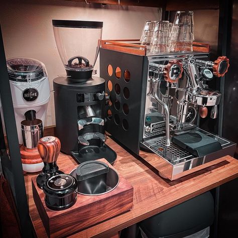 Matt Brown on Instagram: “Our home setup The Rocket Appartamento Serie Neva ,Mahlkonig X54 and Niche Zero! A match made in heaven ♥️ #homebarista #espresso…” Espresso Bar Setup, Espresso Set Up, Coffee Set Up, Home Espresso Bar, Barista Setup, Niche Zero, Rocket Appartamento, Rocket Espresso Machine, Espresso Station