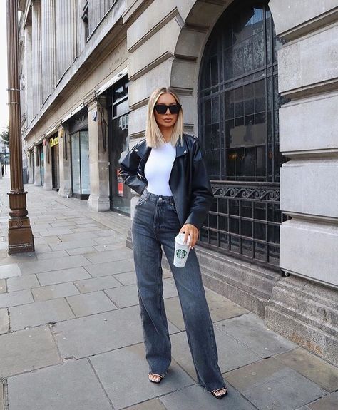 Daily Fashion Inspiration on Instagram: “@alexxcoll” Black Wide Leg Jeans Outfit, Alexx Coll, Grey Jeans Outfit, Wide Leg Outfit, Black Wide Leg Jeans, Flare Jeans Outfit, Wide Leg Jeans Outfit, Black Flare Jeans, Simple Sweatshirt