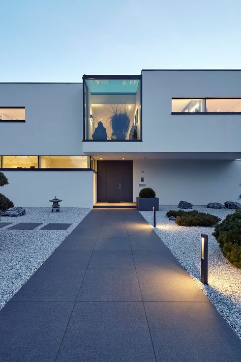 Villa S.: moderne Häuser von Lioba Schneider Modern Villa Design, Modern Entryway, Two Storey House, Entry Way Design, Modern Architecture House, Villa Design, Modern Exterior, Modern House Exterior, Walkway