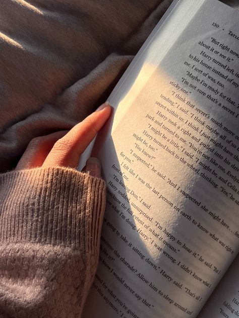 Reading Aesthetic Winter, Cozy Winter Study Aesthetic, Winter Reading Aesthetic, Cozy Book Aesthetic, Cozy Reading Aesthetic, Long Love Quotes, Winter Reading, Reading Motivation, Reading Aesthetic