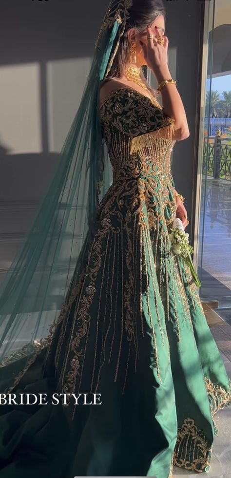 Afghan Bridal Dress, Yemen Traditional Dress, Henna Party Outfit, Yemeni Dress, Henna Dress, Yemeni Clothes, Afghan Wedding Dress, Beautiful Gown Designs, Arabic Wedding Dresses