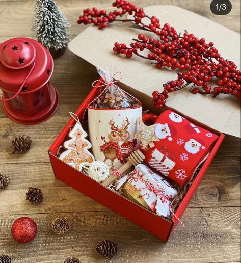 Christmas Gift Exchange Ideas, Gift Exchange Ideas, Diy Christmas Gifts For Friends, Girly Christmas Gifts, Christmas Gift Baskets Diy, Christmas Gift Hampers, Christmas Cookies Gift, Christmas Decorations Diy, Christmas Boxes