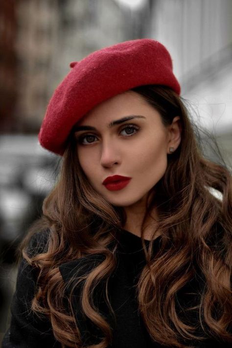 Fall Hats for Women 25 Ideas: The Ultimate Guide Beret Photoshoot, French Hat Outfit, Paris Outfits Fall, Baret Outfit, Beret Hat Outfit, Fall Hats For Women, Fall Party Outfit, Victoria Paris, Beret Outfit