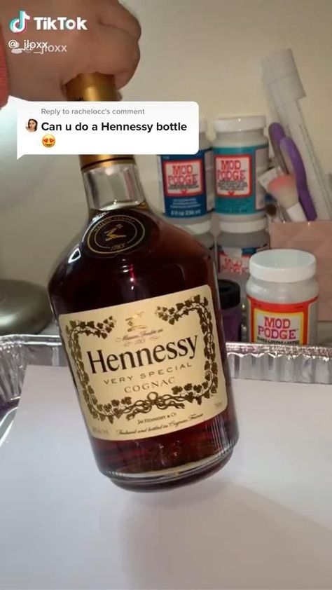 Hennessy Party Decorations, Beddazled Bottles, Glitter Bottle Diy Alcohol 21, How To Decorate Alcohol Bottles, Diy Hennessy Bottle Decor, Decorated Henny Bottles, Henny Bottle Glitter, Birthday Liquor Bottle Ideas, Diy Bling Bottles