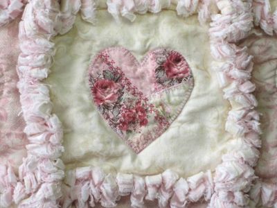 Raggy Quilts, Shabby Chic Quilt Patterns, Quilted Applique, Shabby Quilt, Christmas Rag Quilts, Applique Hearts, Roses And Hearts, Beginner Quilting Projects, Faux Chenille