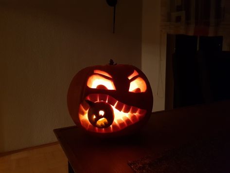 Big halloween pumpkin eats small Hokkaido pumpkin 🎃 Hokkaido Pumpkin, Small Pumpkins, Pumpkin Ideas, Carving Ideas, Halloween Pumpkin, Pumpkin Carving, Halloween Ideas, Halloween Pumpkins, Pumpkins