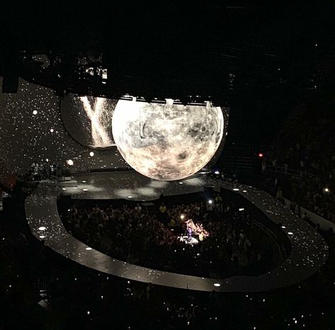 Ariana Grande Kiss, Ariana Grande News, Ariana Grande Concert, Ariana Grande Sweetener, Me Against The World, Concert Aesthetic, Eternal Sunshine, Stage Design, Doja Cat