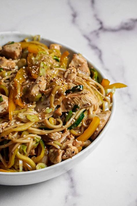 Chicken Lo Mein - Oh Snap Macros Oh Snap Macros, Macro Friendly Food, Chicken Lo Mein Recipe, Lo Mein Recipe, Chicken Lo Mein, Lo Mein Recipes, Protein Packed Meals, High Protein Meal Prep, Macro Friendly Recipes