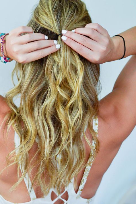 how to style hair in humidity, summer hairstyles, hair tutorial, wavy hairstyle, blonde highlights @livingproofinc #nofrizz Humidity Hair, Humid Weather, Hair Care Tips, Hair Waves, Hair Dos, Blonde Highlights, How To Style, Diy Hairstyles, Fine Hair