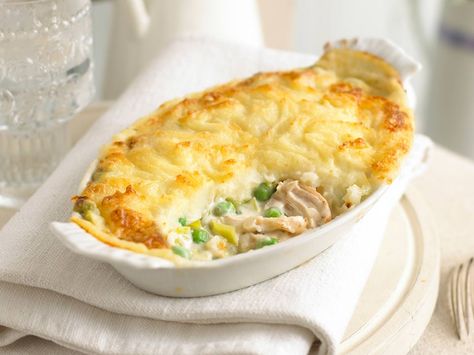 Tasty chicken pie in a delicious white sauce, topped with cheesy mashed potatoes. You can freeze it for days. Annabel Karmel Recipes, Chicken Potato, Cheesy Mashed Potatoes, Tasty Chicken, Chicken Pie, Chicken Potatoes, Potato Pie, White Sauce, Chicken Pot Pie