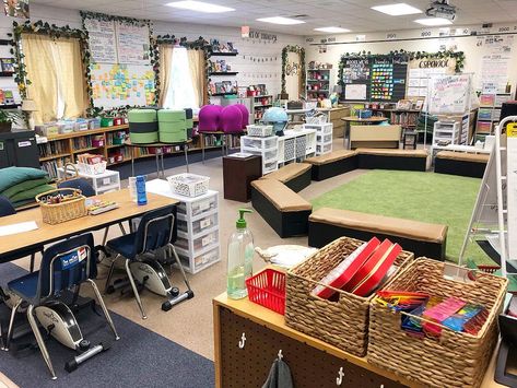 Third Grade Classroom Setup, Body Biography, Alternative Seating Classroom, Portable Classroom, Classroom Prep, Classroom Designs, Flexible Seating Classroom, Desk Arrangements, Classroom Arrangement