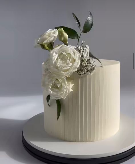 Wedding Cake Design 1 Tier, Wedding Cake Ideas Minimalist, Modern Wedding Cake 1 Tier, Minimalist Cake Wedding Simple, Pleated Wedding Cake, Wedding Cake Vertical Lines, Minimalist Wedding Cake 1 Tier, Modern Minimalist Wedding Cake, Ribbed Wedding Cake