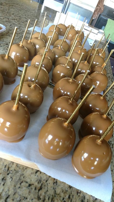 Caramel Homemade, Candy Apples Caramel, Making Chocolate Covered Strawberries, Dipped Apples, Autumn Foods, Gourmet Candy Apples, Taffy Apple, Food Dump, Candied Apples