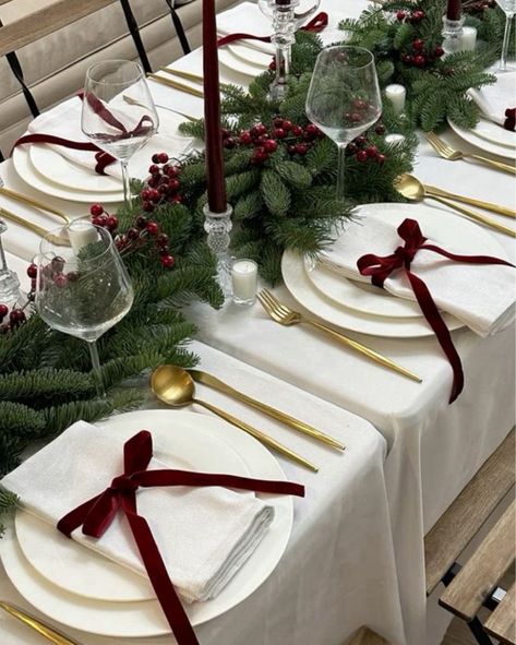 Check out this photo from findit_styleit Aesthetic Christmas Table Setting, Swedish Christmas Table, Table Setting Christmas Simple, Christmas Party Dinner Table, Christmas Decor Ideas Burgundy, Classy Christmas Table Settings, Friendsmas Table Settings, Christmas Table Centerpieces Ideas Elegant, Bow Table Setting