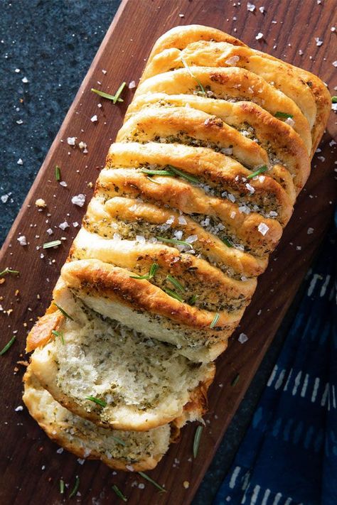 This pull-apart garlic rosemary bread recipe incorporates parmesan cheese, parsley, rosemary, garlic, salt and pepper to create the ultimate comfort food meets side dish.#breadrecipes #garlicrosemarybread #rosemarybread #sidedish #thanksgivingrecipes #comfortfood Rosemary Garlic Bread, Florida Lanai, Stand Mixer Recipes, Pull Apart Garlic Bread, Rosemary Bread, Mixer Recipes, A Loaf Of Bread, Garlic Knots, Crispy Rice