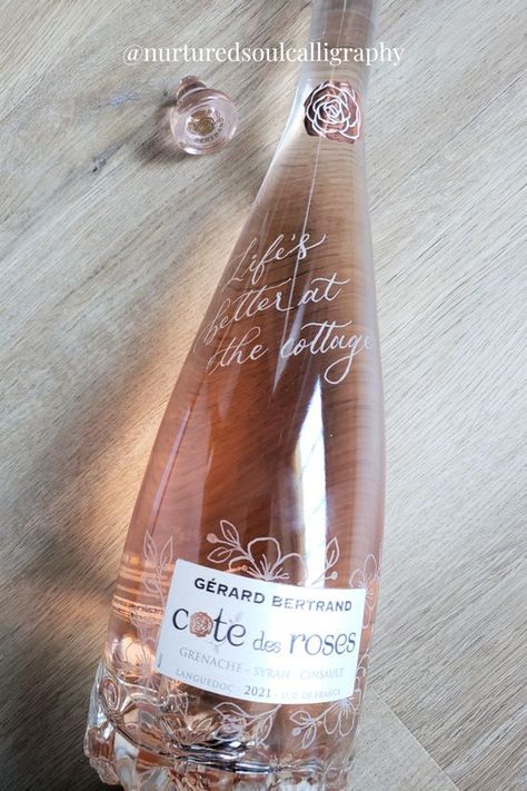 Engraved Wine Bottles, Wine Bottle Decorations, Champagne Art, Calligraphy Writing Styles, Liquor Label, Gift Calligraphy, Engraving Designs, Bottle Decorations, Engraving Pen