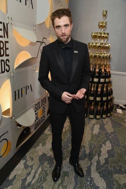 Robert Pattinson at the Golden Globes 2018 Full Black Suit, Wedding Suits Men Black, All Black Suit, Black Suit Men, Black Suit Wedding, Best Dressed Man, Dress Suits For Men, Suit Men, Prom Suits