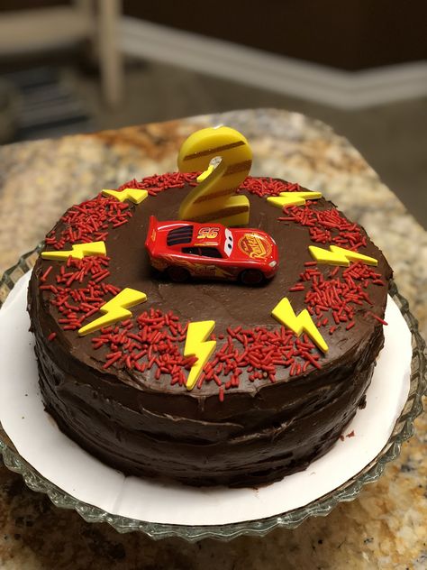 Lightning McQueen Cars cake Cars Birthday Cake Diy, Easy Cars Cake, Cars Birthday Cake Ideas, Pixar Cars Smash Cake, Diy Lightning Mcqueen Cake, Cars Birthday Party Cake, Lightning Mcqueen Cake Easy, Cake Lightning Mcqueen, Disney Cars Birthday Cake