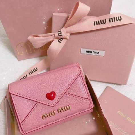 Cute Wallets, Miu Miu Wallet, Pink Girly Things, Fancy Bags, Foto Art, Pretty Bags, Pink Princess, Cute Bags, About Fashion