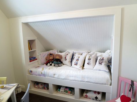 builtin bed in alcove | Sure this one wouldn’t work quite as well for an adult, but it’s ... Small Interiors, Alcove Bed, Attic Bed, Bed Nook, Built In Bed, Built In Bunks, Attic Bedrooms, Attic Renovation, Attic Spaces