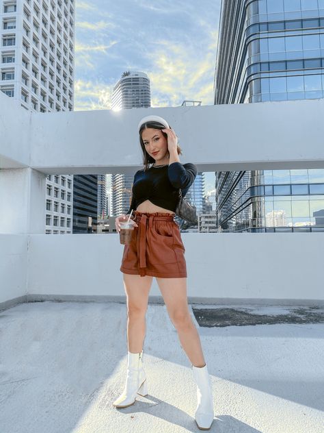 brown leather shorts Crop top Transition outfit Fall outfit White boots Brown Leather Shorts Outfit Winter, Short Marron Outfit, Brown Leather Shorts Outfit, Rooftop Pictures, Brown Shorts Outfit, Brown Leather Shorts, Winter Shorts Outfits, Leather Shorts Outfit, Shorts Crop Top