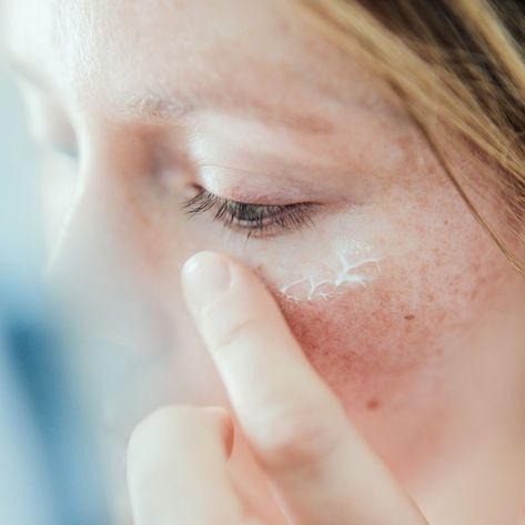 Woman applying skin face cream. Dry Flaky Skin, Dry Skin Patches, Flaky Skin, Facial Moisturizers, Moisturizer With Spf, Skin Benefits, Moisturizing Lotions, Face Skin, Skin Treatments