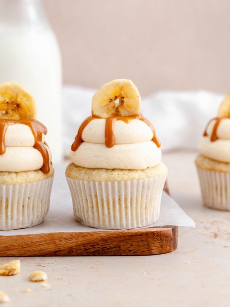 Banoffee Cupcakes, Instagrammable Food, Mango Cupcakes, Aesthetic Desserts, Sweet Potato Bread, Caramel Tart, Baking Stuff, Banana Cupcakes, Cupcake Tray