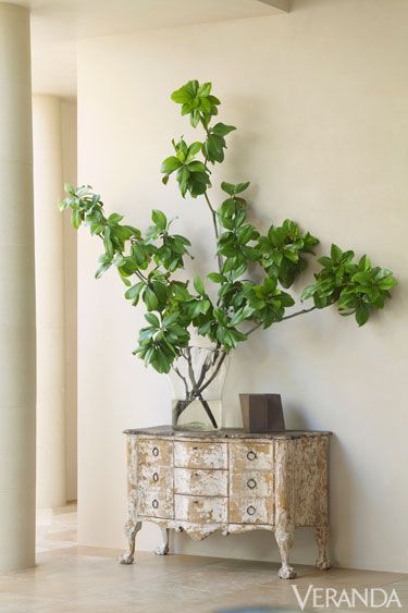 just love this....simply natural and yet it makes such a statement!!! Idyllic California Retreat - Veranda Vase With Branches, Sogetsu Ikebana, Painted Chest, Interior Plants, Branch Decor, Entry Table, French Country Style, California Homes, Traditional Interior