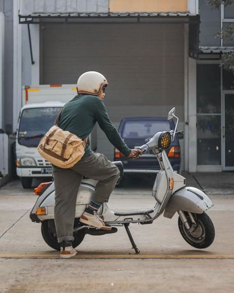 vespa and gootium • ___________________________________ #vintage ##menswear #menstyle #ruggedcasualstyle #stylemen #mensoutfit #retro #januardwijuang Vespa Helmet, Urban Bike Style, Vintage Moped, Scooter Bags, Retro Scooter, Scooter Helmet, Bike Aesthetic, Vintage Menswear, Motorcycle Cover