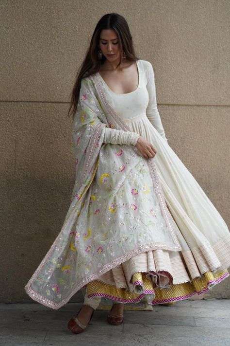 Banarasi Anarkali, Anarkali With Dupatta, Anarkali Dress Pattern, Traditional Indian Dress, Desi Fashion Casual, Indian Dresses Traditional, Traditional Indian Outfits, Party Wear Indian Dresses, Dress Indian Style