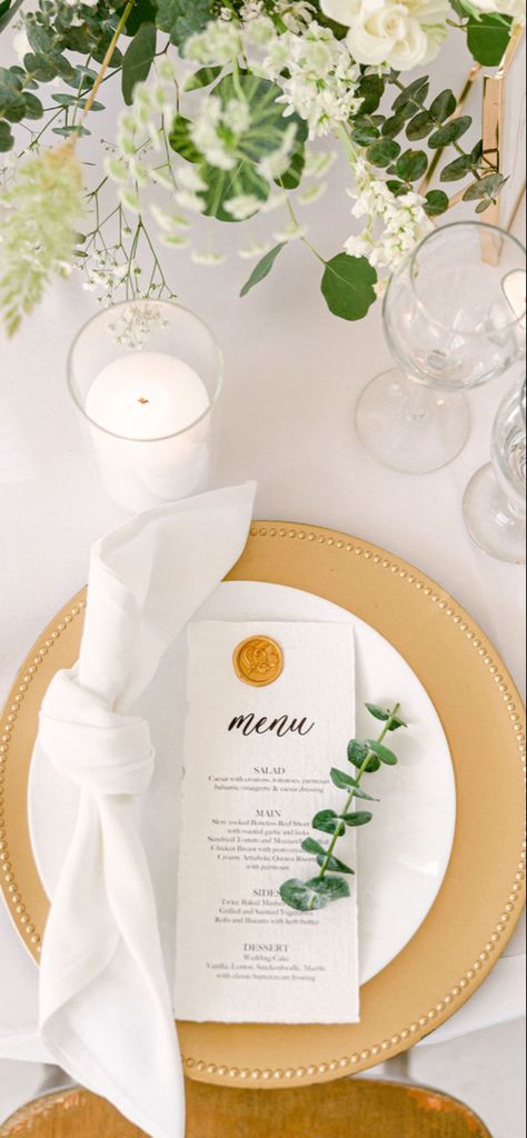 Wedding Place Settings Gold Charger, Gold Chargers Wedding Place Settings, Gold Chargers Place Setting, Gold Charger Wedding, Brunch Moodboard, Gold Charger Plates Wedding, Chargers Plates Table Setting, Gold Chargers Wedding, Guest Table Ideas