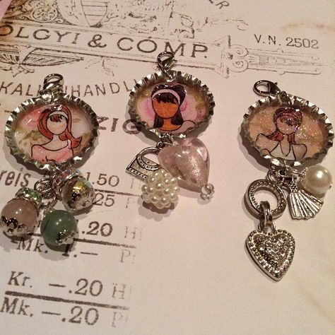 Bottle Cap Charms created by Bona Rivera-Tran. Diy Bottle Cap Crafts, Bottle Cap Projects, Prima Doll Stamps, Bottle Cap Jewelry, Domino Art, Bottle Cap Necklace, Julie Nutting, Bottle Cap Art, Bottle Cap Crafts