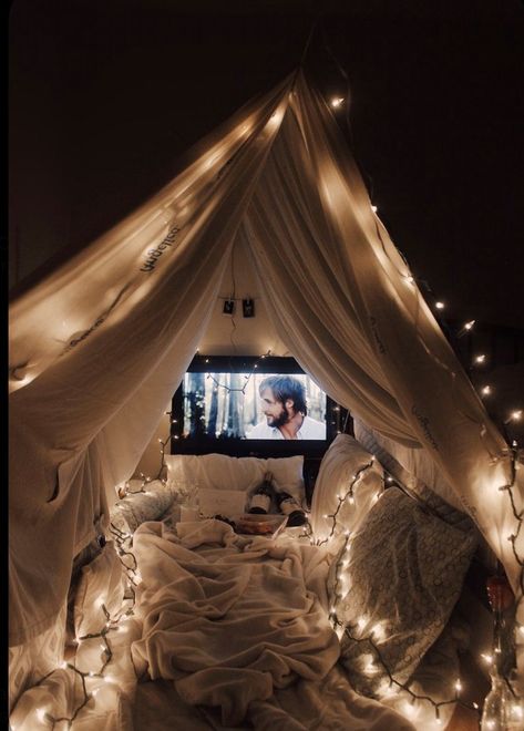 Fort Ideas, Night Romance, Sleepover Room, Pool Diy, Couple Pillow, Fairy Lights Bedroom, Blanket Fort, Empire Romain, Things To Do At Home