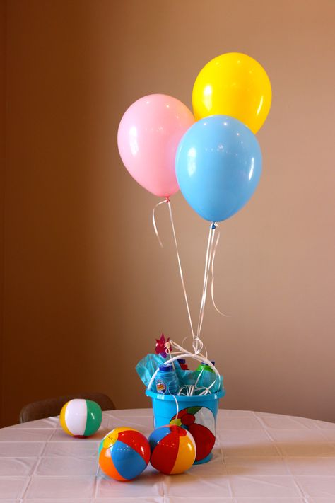 Table centerpieces - bucket with bubbles and balloons. Pool Party Table Decorations Centerpieces, Beach Bucket Centerpiece Ideas, Beach Ball Pinata, Sand Bucket Centerpiece, Pool Party Table Centerpieces, Beach Ball Centerpiece, Summer Party Centerpiece Ideas, Beach Ball Centerpiece Ideas, Pool Party Centerpiece Ideas