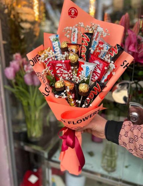 Chocolate Candy Bouquet Diy, Diy Bouquet With Chocolate, Candy Birthday Present Ideas, Chocolate And Flower Bouquet Gift Ideas, Cute Chocolate Bouquet, Chocolate Candy Bouquet, Diy Flower Bouquet With Chocolate, Diy Bouquet Chocolate, Bouquet Food Gift Ideas