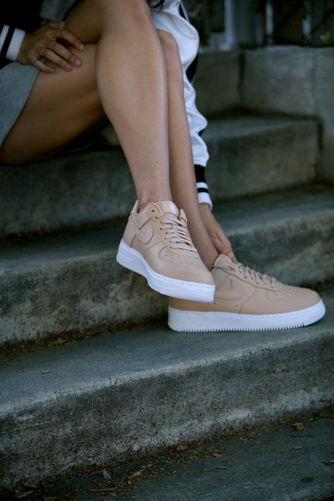 Nice Legs in #af1 #sneakers #streetstyle Nude Sneakers, Reflective Shoes, Trend Clothes, Streetstyle Outfit, Sneaker Magazine, Outfits Streetwear, Skate Wear, Nike Free Shoes, Nike Shoes Outlet