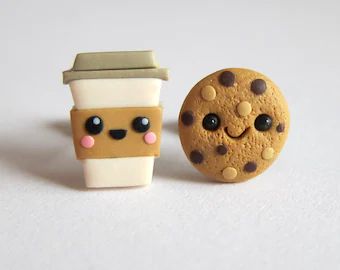 Cup Polymer Clay, Coffee Earrings, Earrings Coffee, Polymer Clay Kunst, Fimo Kawaii, Miniature Coffee, Diy Fimo, Coffee Earring, Polymer Clay Kawaii