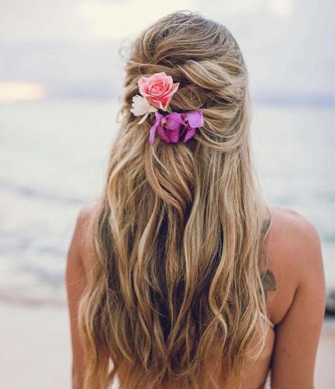 Surf Girl Hair, Beachy Wedding Hair, Hawaii Hairstyle, Beach Bridal Hair, Wedding Pictures Beach, Aloha Wedding, Boho Bridal Hair, Wedding Glam, Beachy Hair