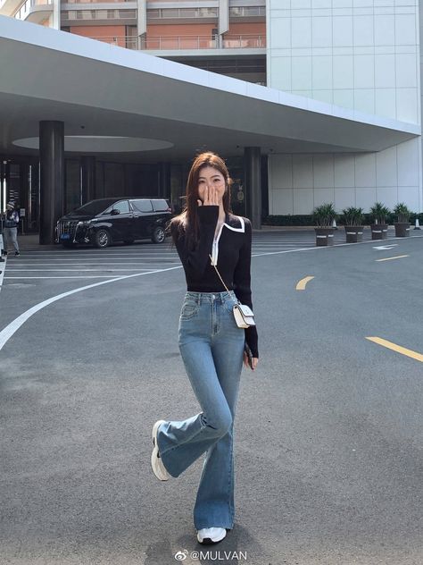 Korean Flared Jeans Outfit, Flare Jeans Outfit Korean, Bootleg Jeans Outfit Aesthetic, Cutbray Jeans Outfit, Bootleg Jeans Outfit, Outfit Konser, Cutbray Jeans, Flare Jeans Outfit, Outfit Korean Style