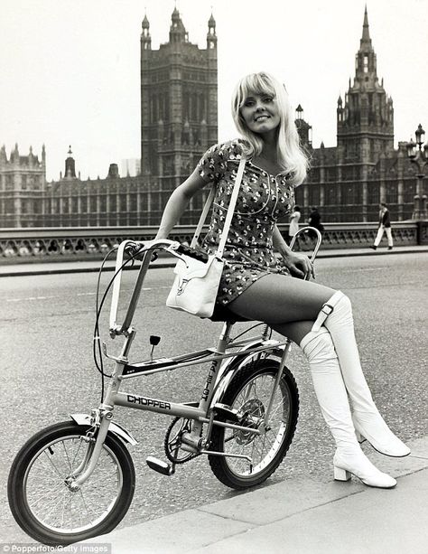 Yutte Stensgaard, Raleigh Chopper, 1960s London, 60s Women, Vintage Guide, Swinging 60s, Swinging London, Colorized Photos, Chopper Bike