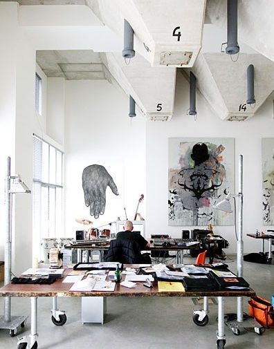 The industrial elements in this art studio are highlighted by the neutral color pallette. #industrialdesignideas #artstudiodesignideas #homeartstudiodesign #artstudioideas Workspace Studio, Artistic Space, Creative Workspace, Workspace Inspiration, Office Workspace, Design Del Prodotto, Design Industrial, Diy Desk, Office Inspiration