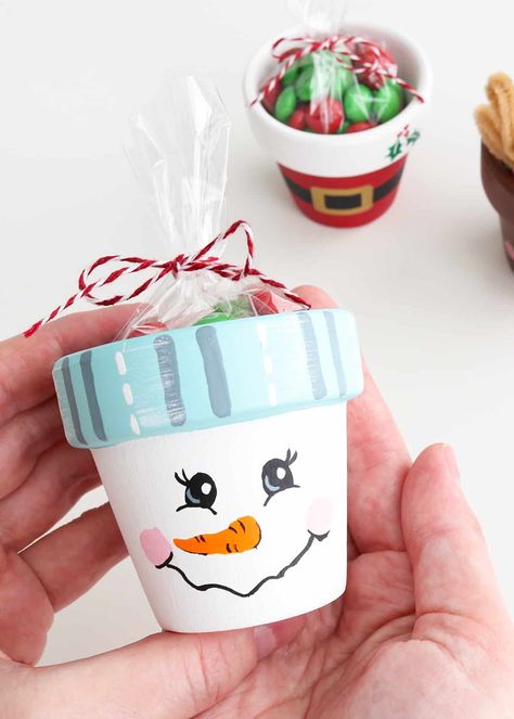 These easy painting tutorials for terracotta pots are perfect for a fun Christmas gift, favor, or decoration for a tiered tray! Snowman, reindeer, and Santa painted pots. Mini Terra Cotta Pot Crafts Diy Projects, Mini Terra Cotta Pot Crafts Christmas, Christmas Painted Pots, Clay Pot Crafts Diy, Painted Clay Pots Ideas, Terracotta Pots Diy, Easy Painting Tutorials, Mini Clay Pot Crafts, Paint Snowman