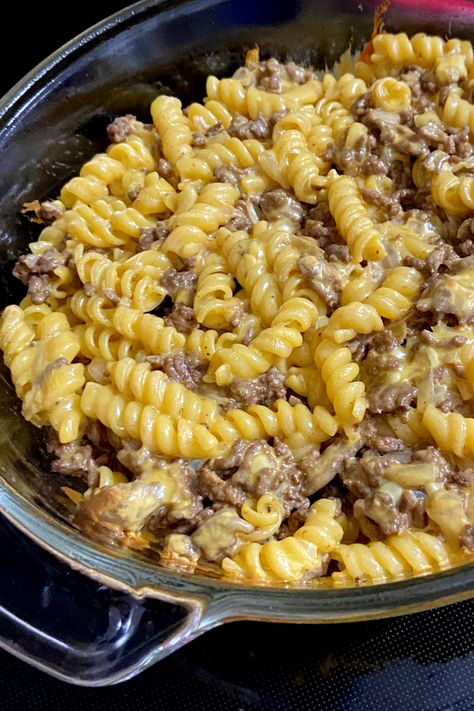 Cheeseburger Pasta Casserole, Big Mac Cheeseburger, Mustard Recipes, Bacon Cheeseburger Casserole, Cheeseburger Pasta, Hamburger Casserole, Cheeseburger Casserole, Weeknight Dinner Recipes Easy, Cheesy Pasta