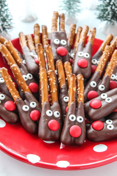 Reindeer Pretzels, Christmas Pretzels, Christmas Dinner Ideas, Salty Treats, Covered Pretzels, Christmas Candy Recipes, Holiday Snacks, Holiday Feast, Chocolate Covered Pretzels