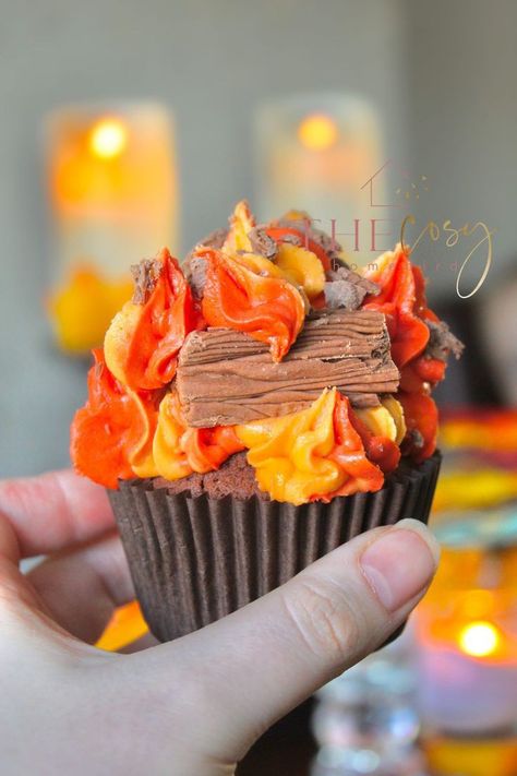 Bonfire Night Puddings, Firework Snacks, Bonfire Night Party Ideas, Bonfire Party Food, Bonfire Cupcakes, Firework Cupcakes, Bonfire Night Cake, Bonfire Snacks, Autumnal Activities