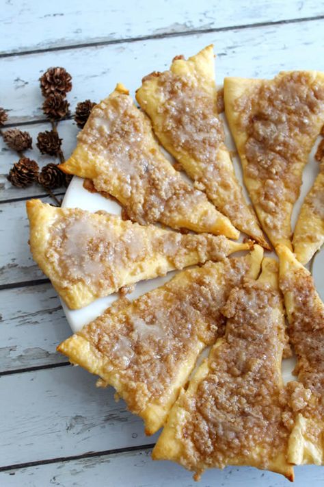 Weight Watchers Cinnamon Sugar Pizza - BEST WW Recipe - Breakfast - Treat - Snack with Smart Points Cinnamon Sugar Pizza, Weight Watcher Pizza Recipe, Weight Watchers Pizza, Ww Recipe, Weight Watchers Snacks, Weight Watchers Recipes Desserts, Recipe Breakfast, Ww Desserts, Weight Watchers Desserts