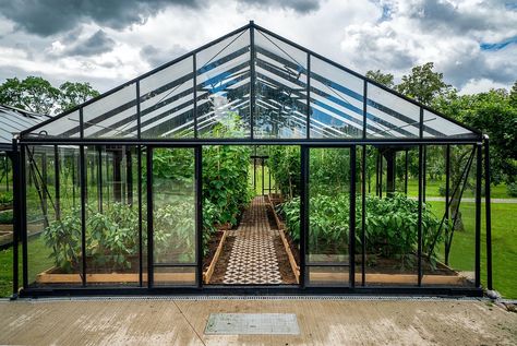 Veggie Garden Design, Outdoor Greenhouse, Home Greenhouse, Backyard Greenhouse, Greenhouse Plans, Industrial Architecture, Farm Buildings, Garden Greenhouse, Vegetable Garden Design