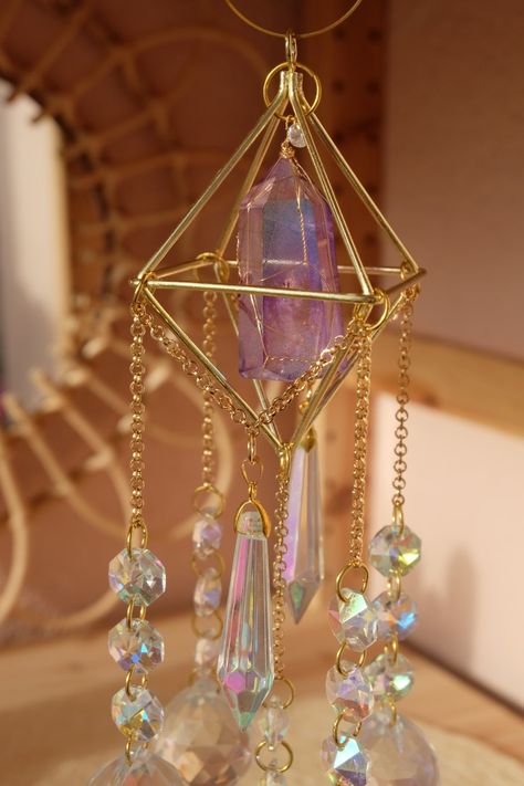 Hanging Crystals Diy, Crystal Business, Crystal Suncatchers Diy, Suncatcher Diy, Crystal Wind Chimes, Crystal Suncatcher, Queen Art, Hanging Crystals, Diy Crystals