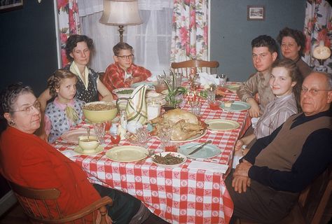 Kodachrome- Thanksgiving 1950s... http://www.pinterest.com/pin/7318418120298857/ 1950s Thanksgiving, Vintage Family Pictures, Retro Thanksgiving, Vintage Blog, Vintage Thanksgiving, Thanksgiving Family, Thanksgiving Table Settings, Thanksgiving Celebration, Family Illustration