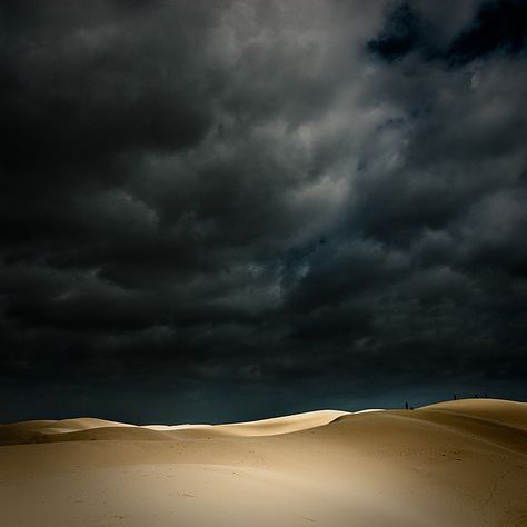 Bénédiction & délivrance ultime que ces nuages noirs de jais, en certains coins de notre jolie Terre. Impressionants, merveilleux, et magnifiques. Les nuages noirs, terribles, grondant, roulant dans le ciel. Apporteront l'essence de la Vie.  Thanks, beautiful circle of live ♥☁ Dark Clouds, Storm Clouds, Dark Skies, Sky And Clouds, Chiaroscuro, Sand Dunes, Belleza Natural, Nature Beauty, Beautiful World